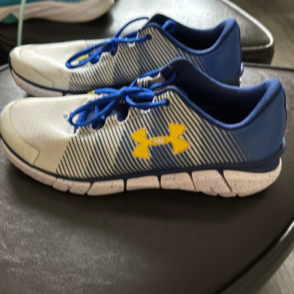 Underarmour shoes 6.5 youth which is size 8 women